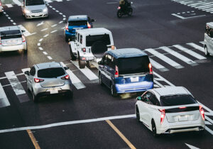 車 カラーコーン 踏んだ道路利用者イメージ